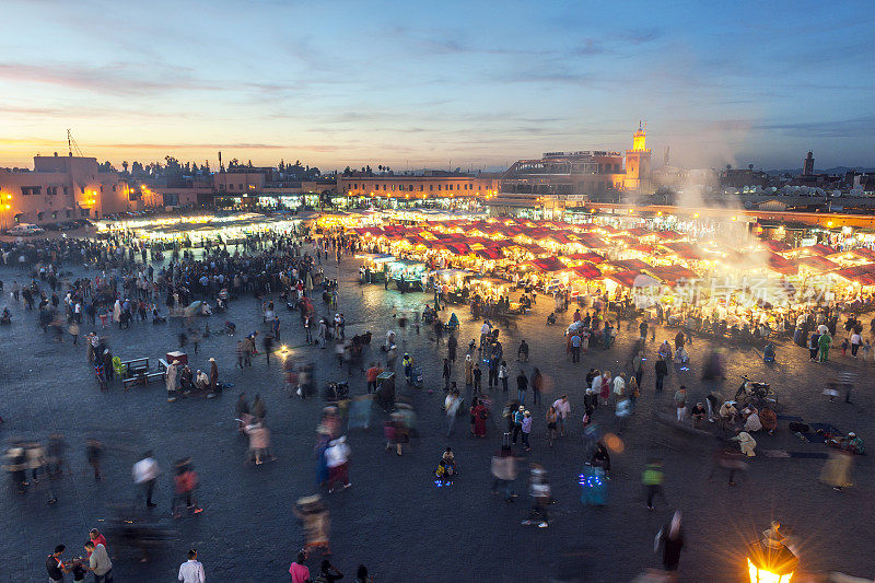 晚上Djemaa El Fna广场与库图比亚清真寺，马拉喀什，摩洛哥